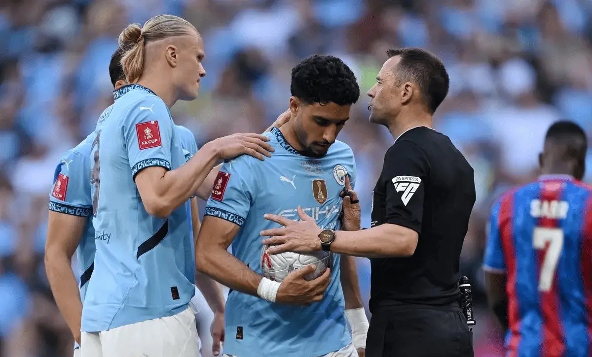 关于费耶诺德迎社区盾关键赛，国际比赛日造点机会，管理层满意，球队文化再被提及的信息